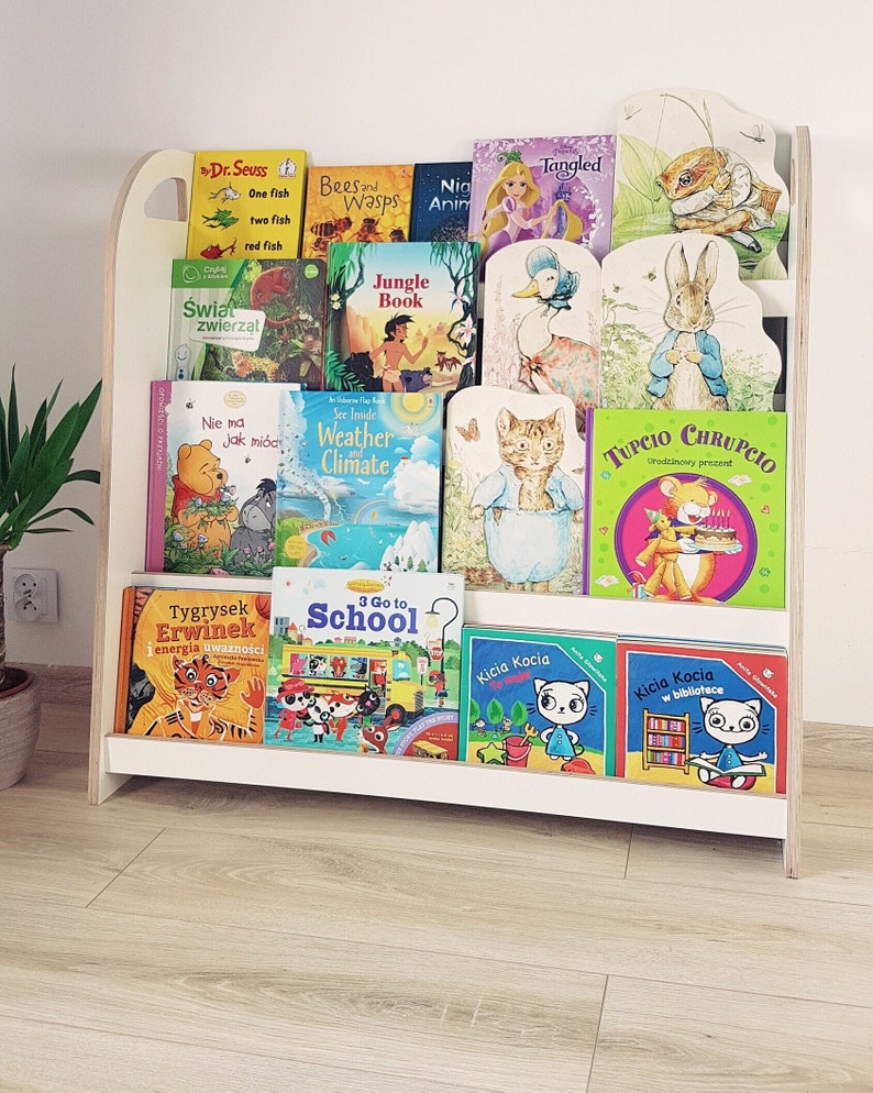 Bücherregal aus Holz Bild 1