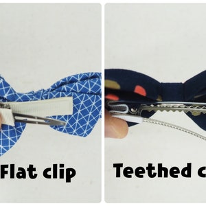 Puede incluir: Dos pajaritas de tela con diferentes tipos de clips. La pajarita de la izquierda tiene un clip plano blanco. La pajarita de la derecha tiene un clip dentado plateado.