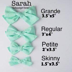 Peut inclure: Quatre n&oelig;uds pour cheveux en tissu vert menthe de diff&eacute;rentes tailles. Les n&oelig;uds sont &eacute;tiquet&eacute;s "Grande 3.5"x5", "R&eacute;gulier 3"x4", "Petite 2"x3.5", et "Mince 1.5"x3.5".
