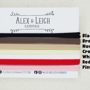 Puede incluir: Un conjunto de ocho cintas para el pelo en varios colores, incluyendo negro, marr&oacute;n, nude, crema, blanco, rojo y rosa. Las cintas para el pelo est&aacute;n dispuestas en una pila, con los colores visibles. El texto "ALEX & LEIGH HANDMADE" est&aacute; impreso en una tarjeta blanca detr&aacute;s de las cintas para el pelo.