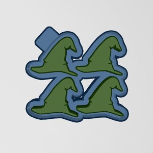 Puede incluir: Cuatro sombreros de bruja verdes con puntas puntiagudas y bordes curvos están dispuestos en un patrón cuadrado. Cada sombrero está delineado en azul oscuro, sobre un fondo azul claro y colocado sobre un fondo blanco.