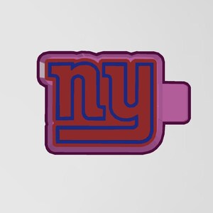 Può includere: Un logo dei NY Giants rosso, blu e viola. Le lettere "NY" sono rosse con contorni blu su sfondo viola. Il logo ha una forma rettangolare con una piccola linguetta sul lato destro.