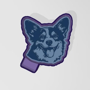 Puede incluir: Ilustración de un perro corgi azul y morado con una expresión sonriente. La cabeza del perro es el punto focal, con la lengua fuera. La ilustración tiene un contorno morado y una pestaña rectangular morada en la parte inferior.