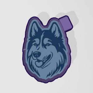 Könnte beinhalten: Eine blaue und violette Grafik eines Husky-Hundekopfes, der lächelt und die Zunge herausstreckt. Das Gesicht des Hundes ist detailliert schattiert, und die Umrisse sind dunkelviolett. Ein kleines violettes Quadrat befindet sich über dem Kopf des Hundes.