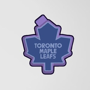 Peut inclure: Logo stylisé des Maple Leafs de Toronto. Il présente une feuille d'érable bleue avec un contour et une section supérieure violets. Le texte "TORONTO MAPLE LEAFS" est en blanc à l'intérieur.
