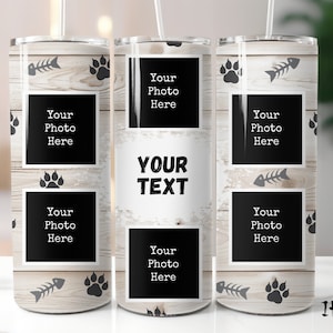 Könnte beinhalten: Ein weißer Becher mit Holzmaserung und schwarzen Pfotenabdrücken und Fischgräten. Der Becher hat vier schwarze Quadrate mit dem Text "Your Photo Here" in jedem Quadrat. Der Becher hat auch den Text "YOUR TEXT" in Schwarz.