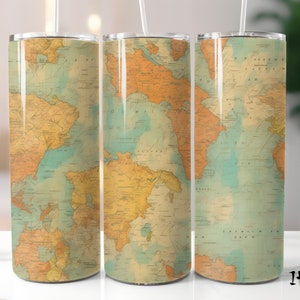 Op de afbeelding: Drie roestvrijstalen reisbekers met een vintage wereldkaartontwerp. De kaart heeft tinten oranje, geel en blauwgroen, met gedetailleerde geografische kenmerken. Elke beker heeft een doorzichtig rietje en een glanzende afwerking.