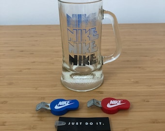 Vintage 70s NIKE Rough Cut Logo Jarra de cerveza y abrebotellas Era muy rara del molinete