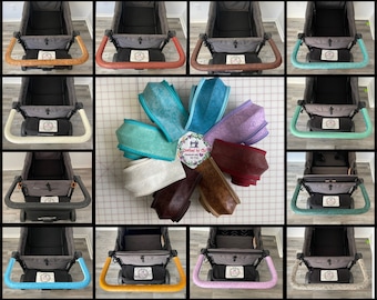 Könnte beinhalten: Eine Collage aus 10 verschiedenen Kinderwagen-Griffbezügen in verschiedenen Farben und Mustern. Die Bezüge sind aus Stoff und sollen den Kinderwagen-Griff vor Abnutzung schützen. Die Bezüge sind an einem Kinderwagen-Griff gezeigt, und der Stoff ist auch in einer Nahaufnahme zu sehen.