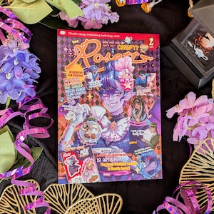 Puede incluir: Una antología de manga colorida titulada "Roses" con una ilustración estilizada de un personaje en la portada. La portada presenta texto como "Creepy?" y "400 Páginas". La revista está rodeada de flores moradas y cintas decorativas.