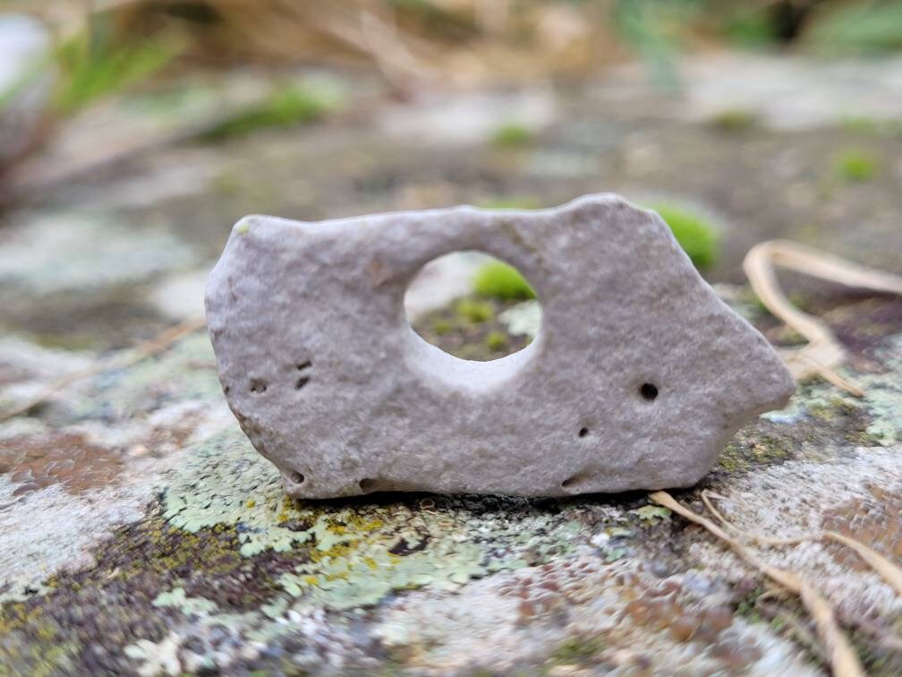 Hagstone Naturel Sorcières Pierre Protection Amulette Fée Adder Sainte Fae Wicca Magie Hag Yule Arbr