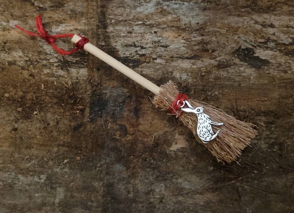 Ostara Lièvre Miniature Autel Balai Petit Besom Mini Sorcières Païen Décor d'autel de Voyage Kit Wic