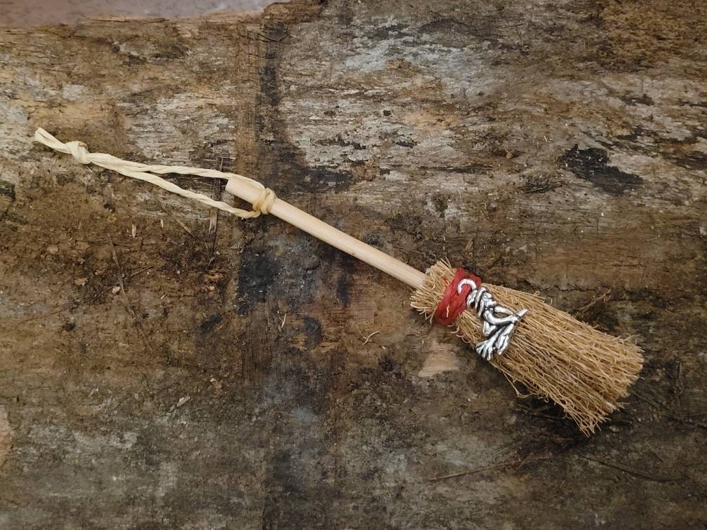 Sorcière sur Un Balai Autel Miniature Petit Besom Mini Sorcières Païen Décor d'autel de Voyage Kit R