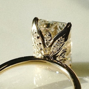 Pierścionek zaręczynowy z moissanitem o szlifie szmaragdowym 4,50 CT 14-karatowy złoty koszyk z pierścionkiem tulipanowym z diamentami, zestaw pierścionków ślubnych, pierścionek zaręczynowy dla niej