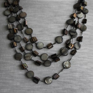 Collier vintage en nacre, très finement travaillé à la main, datant des années 1960, composé de 4 rangs se rétrécissant vers le haut à 2 rangs.