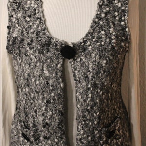 Vintage vest with one-button closure and 2 small put on pockets, black white mottled