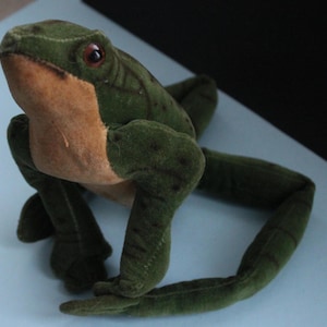 Peut inclure: Une tasse en céramique blanche avec une anse noire et le texte "But First, Coffee" en gras noir. La tasse est posée sur une surface en bois. La tasse mesure 10 cm de haut.