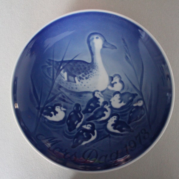 Small vintage porcelain wall plate, duck motif and inscription Mors Dag 1978, Bing & Gröndahl, Mother's Day plate from 1978