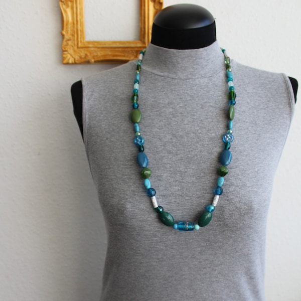 Collier efficace composé de perles de verre et plastique dans les tons bleu, vert, turquoise, bijoux upcyclés, unique