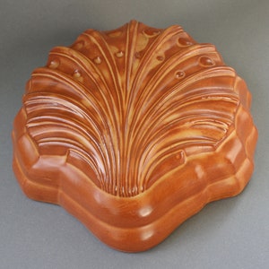Rara tortiera vintage a forma di conchiglia realizzata in ceramica marmorizzata marrone