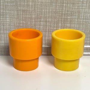 プラスチック製の卵カップ、1970年代のヴィンテージ、宇宙時代のホームデコレーション