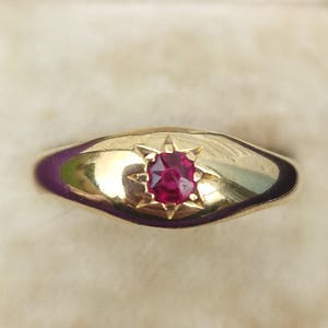 Anillo gitano de oro de 18 quilates con rubí antiguo