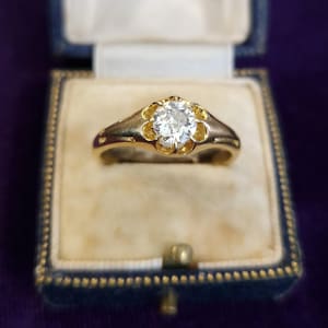 Anillo de oro de 18 quilates con diamantes antiguos