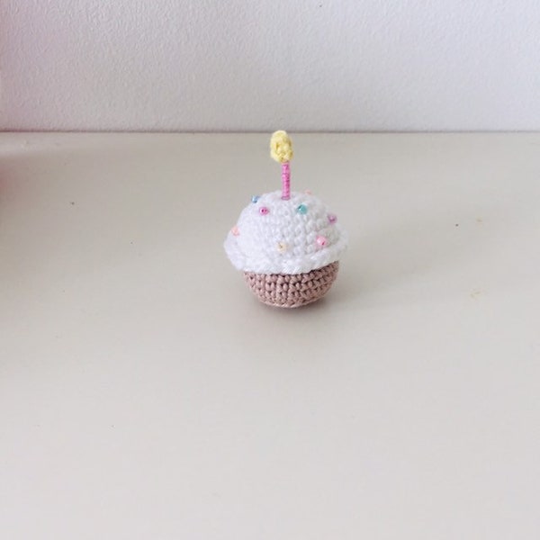 Muffin d’anniversaire au crochet, cupcake d’anniversaire Amigurumi, nourriture