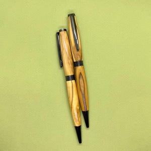 Stylo à bille en bois d'olivier - Authentique bois d'olivier de Bethléem certifié - Stylo à bille torsadé élégant avec accessoires