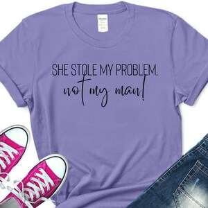 Elle m'a volé mon problème, pas mon homme T-shirt, chemise drôle, chemise meme, chemise femme, sweat-shirt tendance, sarcastique Light Purple