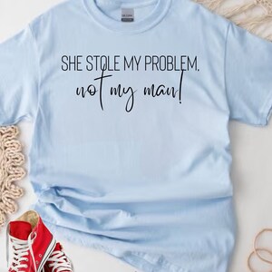 Elle m'a volé mon problème, pas mon homme T-shirt, chemise drôle, chemise meme, chemise femme, sweat-shirt tendance, sarcastique Light Blue