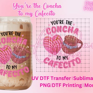 Puede incluir: Un diseño digital que presenta un pastel de concha rosa y blanco y una taza de café marrón con el texto "You're the Concha to my Cafecito". El diseño está sobre un fondo blanco con una cuadrícula superpuesta.