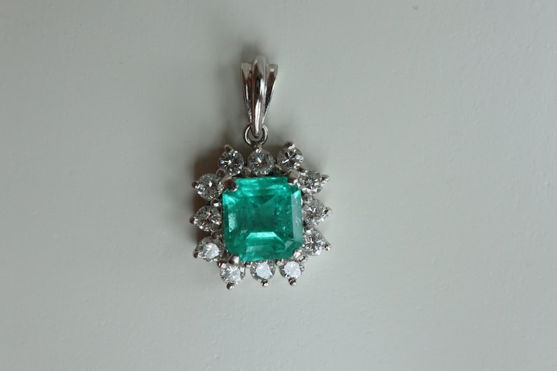 Colgante de esmeralda colombiana GIA F1/Minor de 1,36 ct con diamantes naturales en platino imagen 2