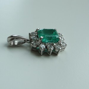 Colgante de esmeralda colombiana GIA F1/Minor de 1,36 ct con diamantes naturales en platino imagen 6