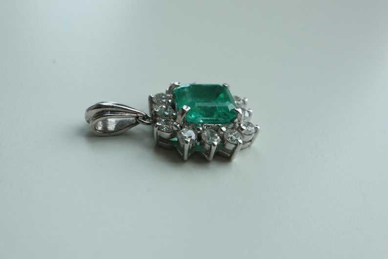 Colgante de esmeralda colombiana GIA F1/Minor de 1,36 ct con diamantes naturales en platino imagen 6
