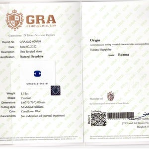 Pode incluir: Um relatório de identificação de gemas GRA para uma safira natural de 1,11 ct. O documento detalha uma pedra azul-centáurea em formato almofada com corte brilhante modificado, medindo 6,67 por 5,76 por 3,09 mm, originária da Birmânia.