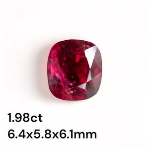 Op de afbeelding: Een dieprode edelsteen met een kussen-slijpvorm. De edelsteen is 1,98 karaat en meet 6,4 x 5,8 x 6,1 mm.