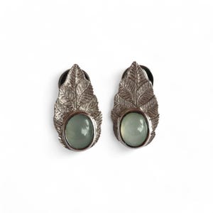 Oorknopjes met getextureerd bladgoud met Birmese natuurlijke jade type A van Burma JARS