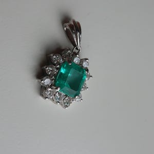 Colgante de esmeralda colombiana GIA F1/Minor de 1,36 ct con diamantes naturales en platino imagen 9