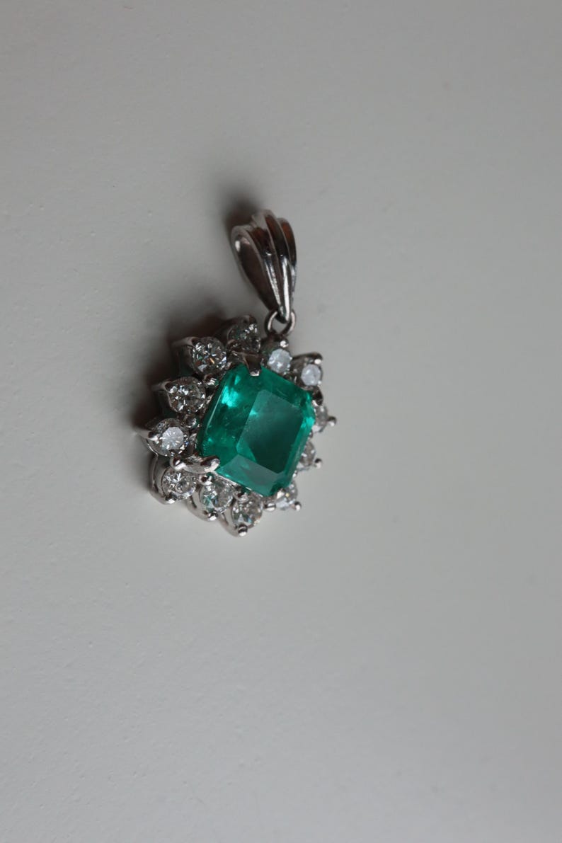 Colgante de esmeralda colombiana GIA F1/Minor de 1,36 ct con diamantes naturales en platino imagen 9