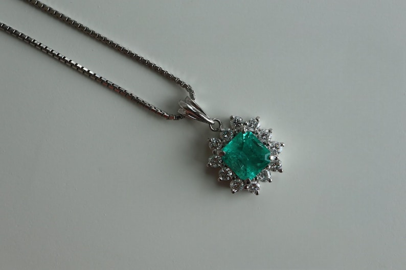 Colgante de esmeralda colombiana GIA F1/Minor de 1,36 ct con diamantes naturales en platino imagen 5