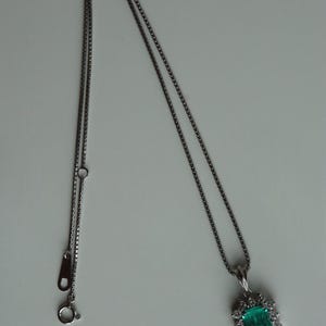 Colgante de esmeralda colombiana GIA F1/Minor de 1,36 ct con diamantes naturales en platino imagen 4