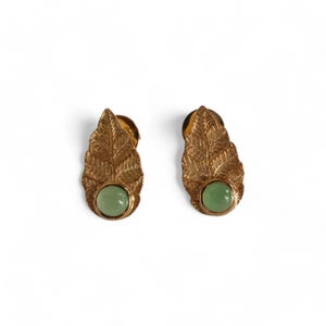 Birmaans natuurlijke jade type A met getextureerde bladgouden oorknopjes van Burma JARS