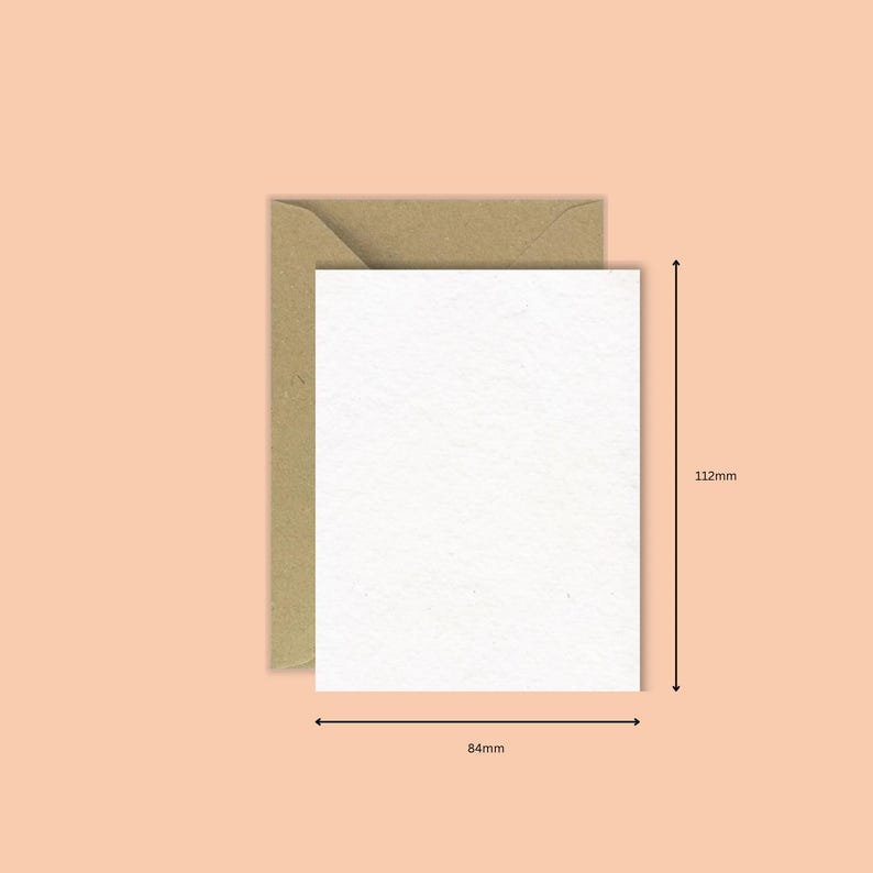 Op de afbeelding: Een blanco witte kaart, 8,4 cm breed en 11,2 cm hoog, met een getextureerd oppervlak, wordt voor een bruine envelop geplaatst. De kaart en envelop staan tegen een perzikkleurige achtergrond. Ideaal voor briefpapier en wenskaarten.
