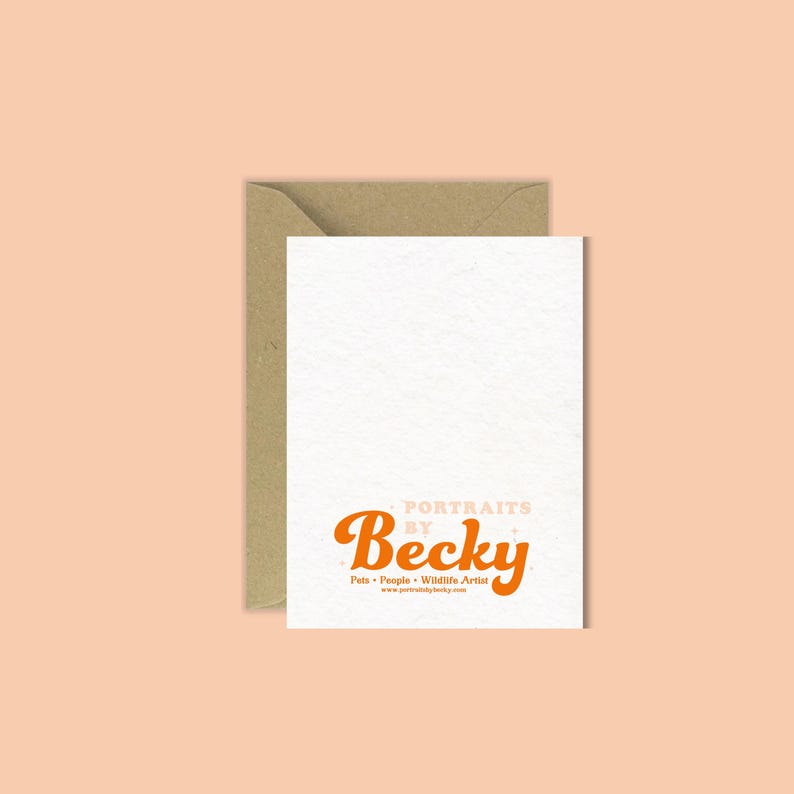 Op de afbeelding: Een witte kaart met de oranje tekst "Portraits by Becky" en een kraft papieren envelop. De kaart toont ook de woorden "Pets &bull; People &bull; Wildlife Artist" in kleinere letters, met een perzikkleurige achtergrond.