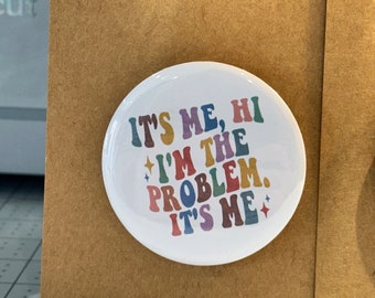 58mm It's me, Hi. I'm the problem it's me Badge (Matching coaster and mug available) - Swiftie Gifts