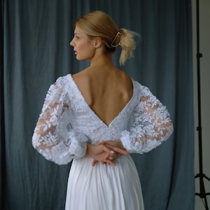 Gorgeous Open Back Lace Wedding Dress: Puffy Sleeves, 3-D Lace Top, Silk Skirt - Timeless Elegance for Your Special Day