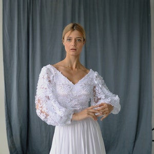 Boho-chique trouwkleding: kanten topper met 3D-bloemen, mouwen, open rug en zijden rok - grillige bloemenjurk voor een prachtige bruidslook