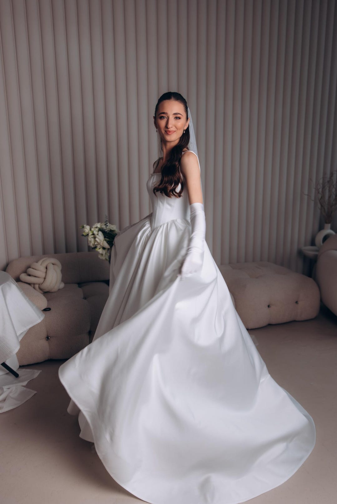 Abito da sposa in raso con corsetto a vita bassa e strascico