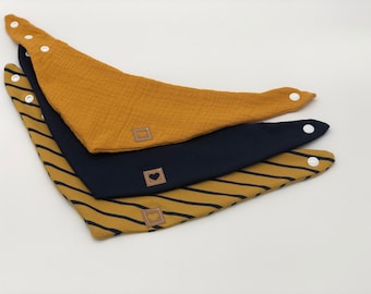 Triangular scarf adjustable in size different fabrics